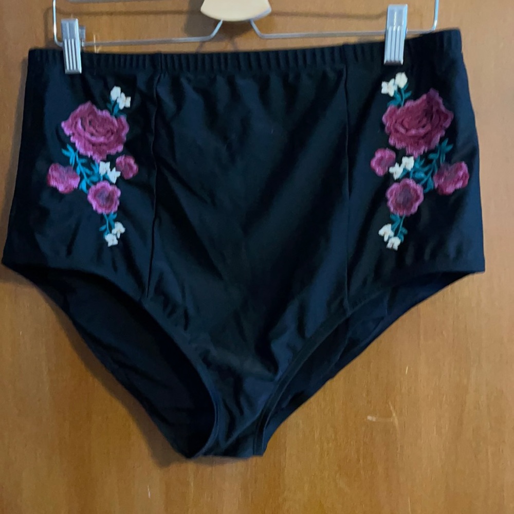 NWOT torrid flower swim bottoms size 2